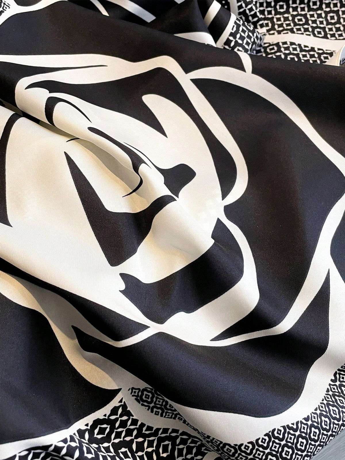 ELEGANT TWILL ROSE PRINT SCARF