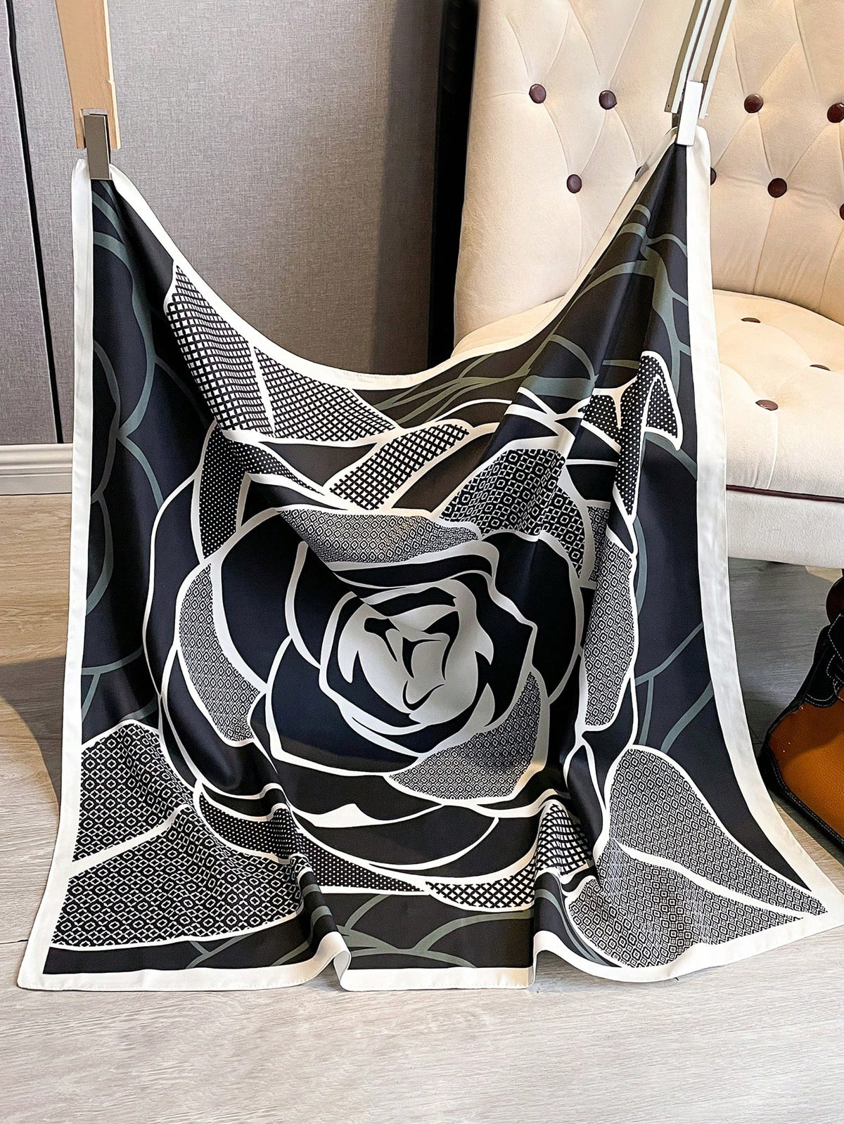 ELEGANT TWILL ROSE PRINT SCARF